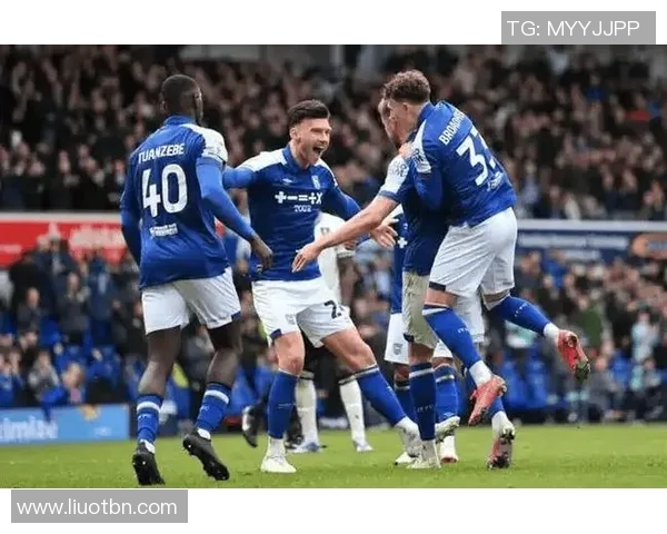 图库曼竞技迎战班菲尔德争夺联赛关键三分的激烈对决